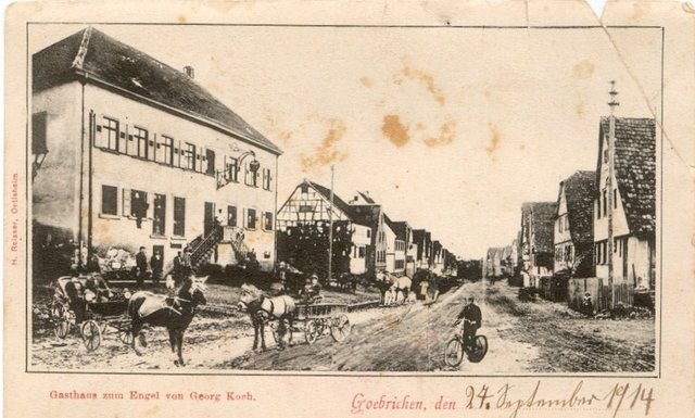 Eine Kostbarkeit und bedeutendes Bilddokument ist diese auf den 27. September 1914 datierte Potkarte aus Göbrichen. Sie zeigt die breit angelegte Hauptstraße mit dem Gasthaus „Engel“ links, das auf eine lange und wechselvolle Geschichte zurückblicken kann. | Foto: Dietrich