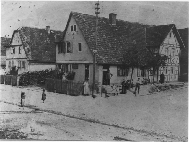 Das Warenhaus Kugler in der Dorfmitte Ecke Hauptstraße/Nußbaumer Straße, 1910 aufgenommen, prägte über Jahrzehnte die Ortsgeschichte von Göbrichen mit. | Foto: Dietrich