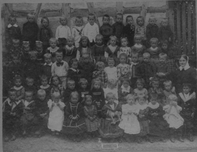 1912 entstand diese Aufnahme vom evangelischen Kindergarten. Rund 60 Kinder wurden damals in einem Raum von einer Diakonissin betreut. Heute nach 100 Jahren nicht mehr vorstellbar. | Foto: Dietrich