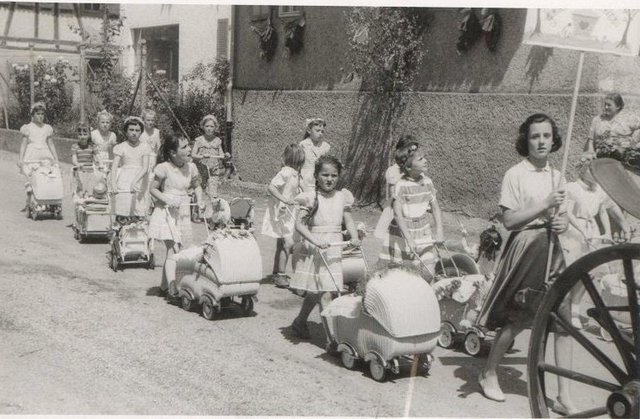 Nostalgie verbreitet dieses Foto vom Kinderumzug zum Jubiläum „100 Jahre Gesangverein „Freundschaft“ Göbrichen im Jahre1959. | Foto: Dietrich