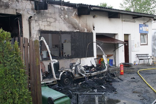 Bei einem Brand in Königsbach-Stein wurde die Reiterhalle des Reit- und Fahrvereins beschädigt. Verletzt wurde niemand.