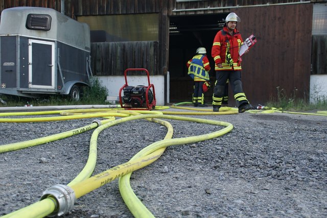 Bei einem Brand in Königsbach-Stein wurde die Reiterhalle des Reit- und Fahrvereins beschädigt. Verletzt wurde niemand.