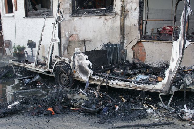 Bei einem Brand in Königsbach-Stein wurde die Reiterhalle des Reit- und Fahrvereins beschädigt. Verletzt wurde niemand.