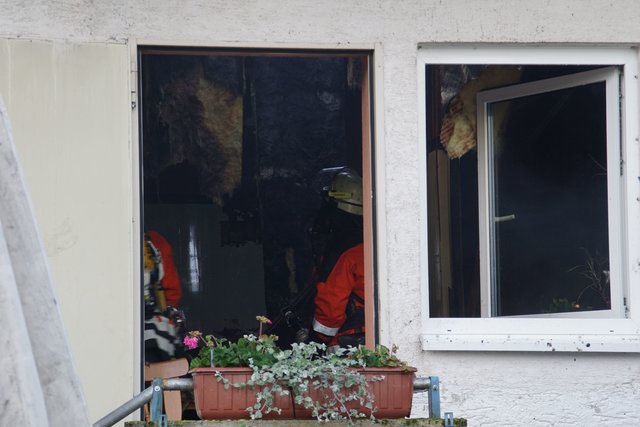 Bei einem Brand in Königsbach-Stein wurde die Reiterhalle des Reit- und Fahrvereins beschädigt. Verletzt wurde niemand.