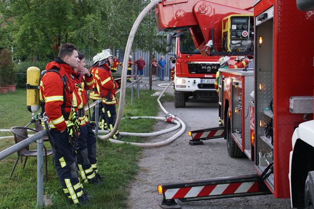Bei einem Brand in Königsbach-Stein wurde die Reiterhalle des Reit- und Fahrvereins beschädigt. Verletzt wurde niemand.