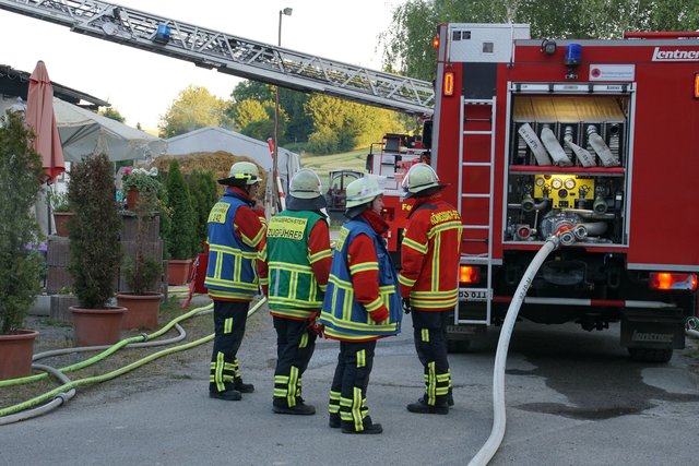 Bei einem Brand in Königsbach-Stein wurde die Reiterhalle des Reit- und Fahrvereins beschädigt. Verletzt wurde niemand.