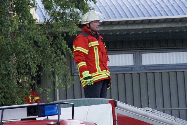 Bei einem Brand in Königsbach-Stein wurde die Reiterhalle des Reit- und Fahrvereins beschädigt. Verletzt wurde niemand.