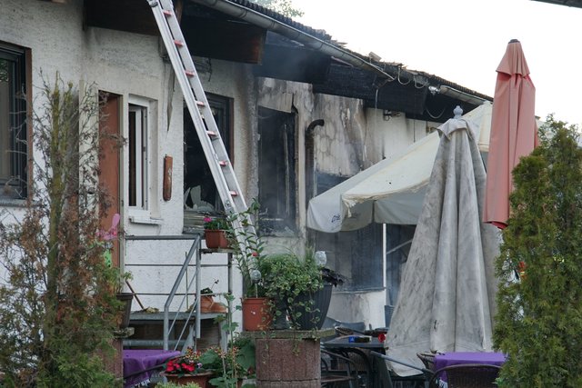 Bei einem Brand in Königsbach-Stein wurde die Reiterhalle des Reit- und Fahrvereins beschädigt. Verletzt wurde niemand.