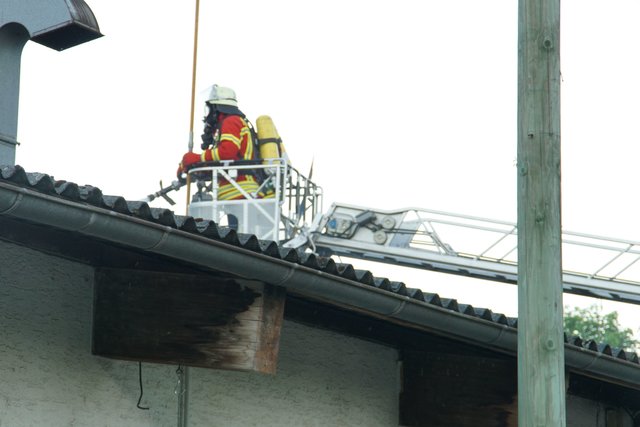 Bei einem Brand in Königsbach-Stein wurde die Reiterhalle des Reit- und Fahrvereins beschädigt. Verletzt wurde niemand.