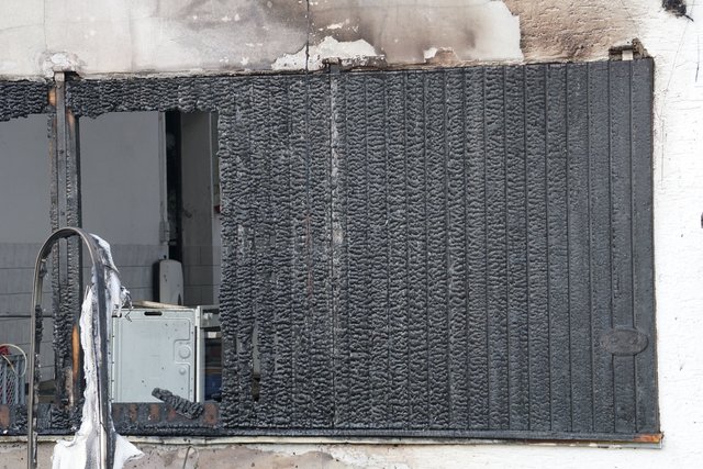 Bei einem Brand in Königsbach-Stein wurde die Reiterhalle des Reit- und Fahrvereins beschädigt. Verletzt wurde niemand.