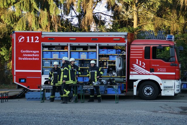 Bei einem Brand in Königsbach-Stein wurde die Reiterhalle des Reit- und Fahrvereins beschädigt. Verletzt wurde niemand.