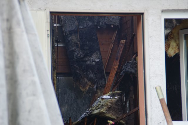 Bei einem Brand in Königsbach-Stein wurde die Reiterhalle des Reit- und Fahrvereins beschädigt. Verletzt wurde niemand.