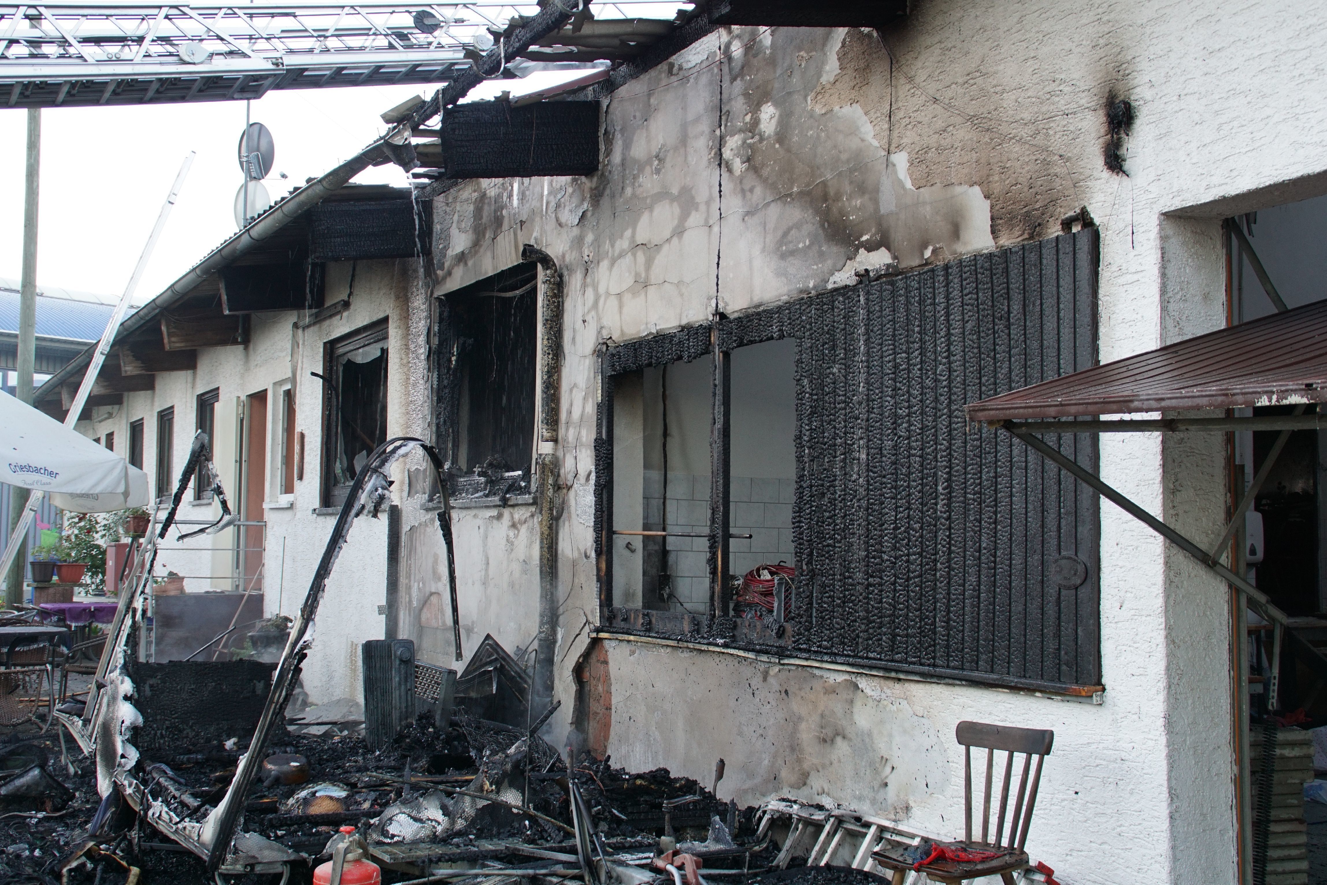 Bei einem Brand in Königsbach-Stein wurde die Reiterhalle des Reit- und Fahrvereins beschädigt. Verletzt wurde niemand.