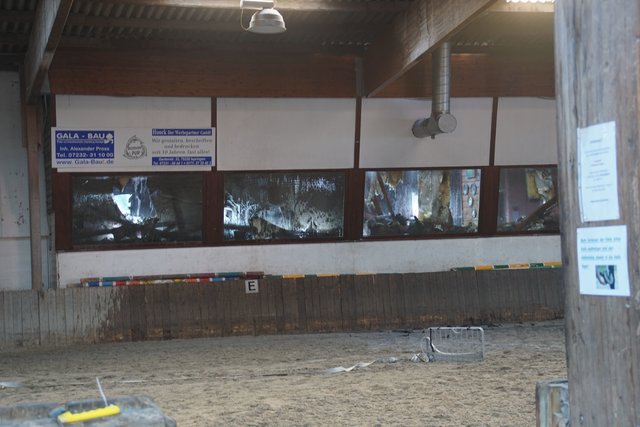 Bei einem Brand in Königsbach-Stein wurde die Reiterhalle des Reit- und Fahrvereins beschädigt. Verletzt wurde niemand.