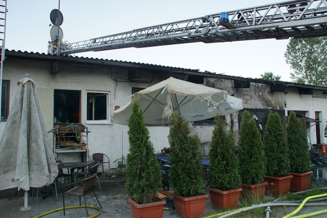 Bei einem Brand in Königsbach-Stein wurde die Reiterhalle des Reit- und Fahrvereins beschädigt. Verletzt wurde niemand.