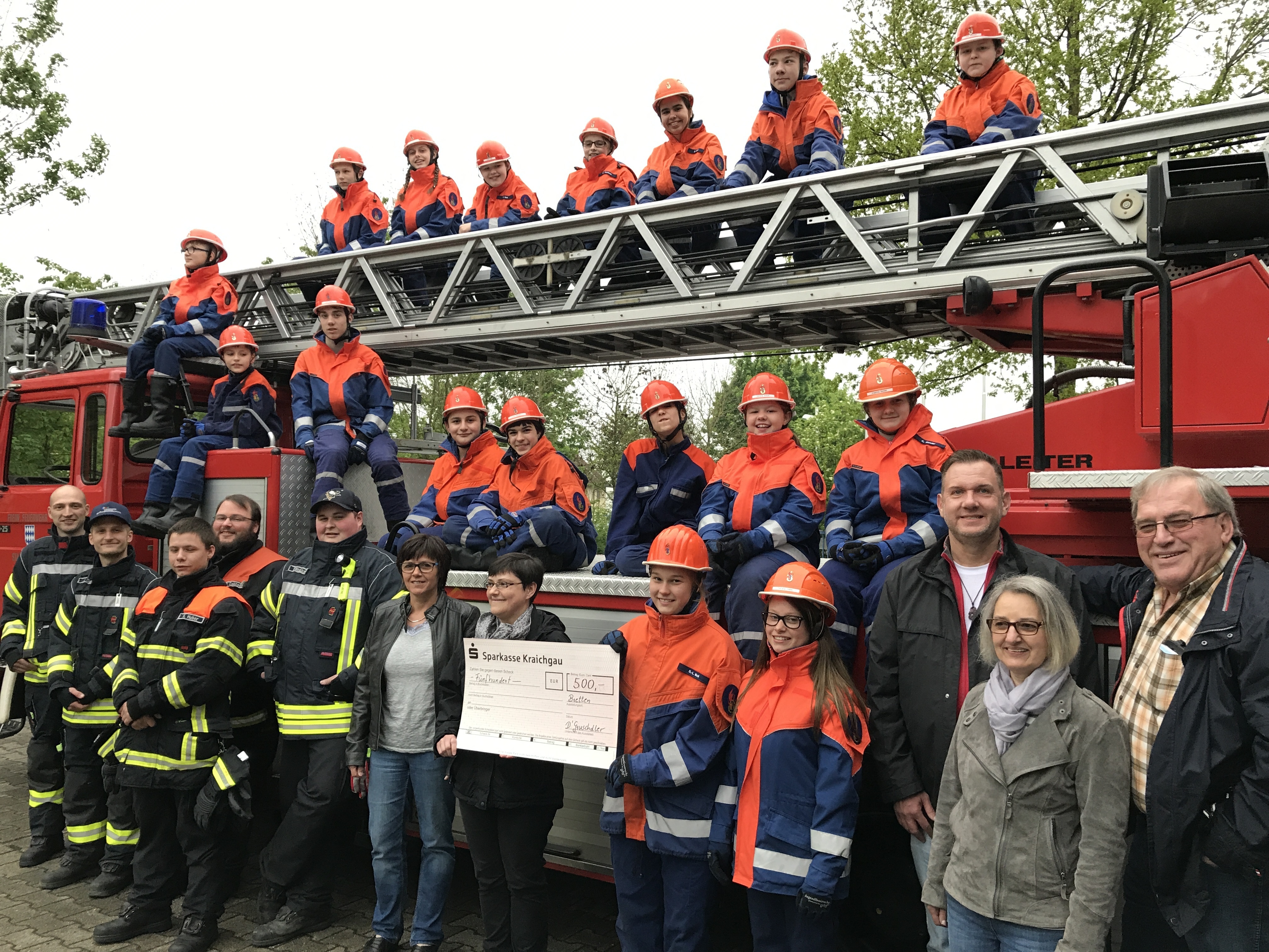 Die Jugendfeuerwehr Bretten freut sich über eine Spende über 500 Euro von „D‘Gruschdler“.
