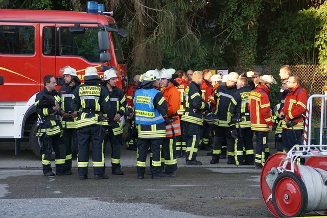 Bei einem Brand in Königsbach-Stein wurde die Reiterhalle des Reit- und Fahrvereins beschädigt. Verletzt wurde niemand.