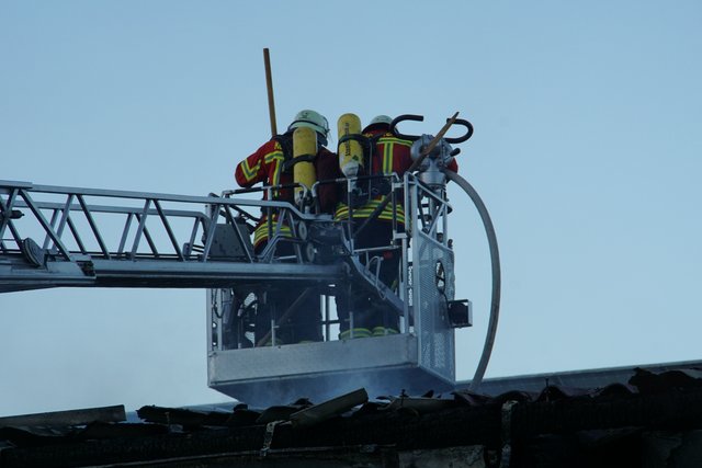 Bei einem Brand in Königsbach-Stein wurde die Reiterhalle des Reit- und Fahrvereins beschädigt. Verletzt wurde niemand.