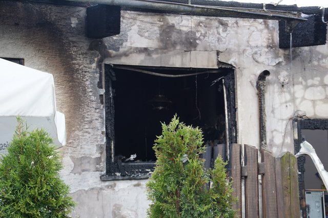 Bei einem Brand in Königsbach-Stein wurde die Reiterhalle des Reit- und Fahrvereins beschädigt. Verletzt wurde niemand.