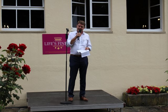 ... "Ich habe einen ganz einfachen Geschmack: Ich bin immer mit dem Besten zufrieden."