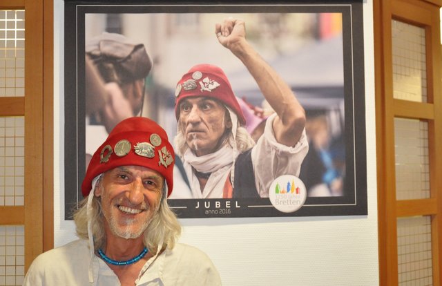 "Isch´s au was worre?": Ideengeber und Fotokünstler Thomas Rebel bei der Eröffnung der Ausstellung über "Jubel anno 2016 - Das lebendige Bild entsteht". Foto: ch