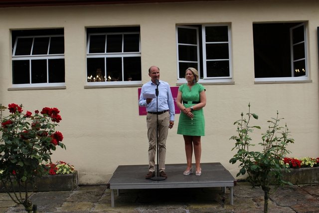 Philipp Baron von Papius und seine Gattin Marianca begrüßen die Besucher.