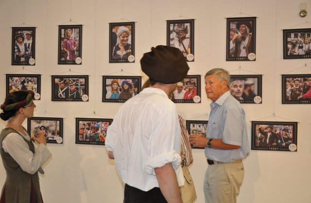 Die Ausstellung in der Sparkasse kann noch bis 14. Juli zu den regulären Geschäftszeiten besichtigt werden. Foto: ch