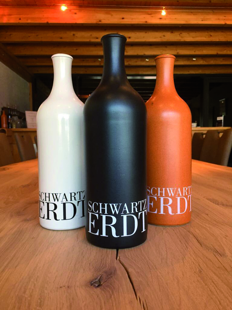 Trio komplett: Der 2017er Schwartzerdt-Rotwein zum Peter- und Paulfest wurde in eine schwarze Flasche abgefüllt.