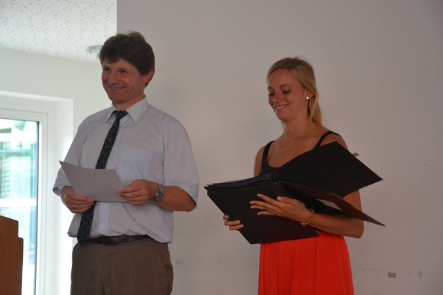 Bürgermeister Michael Nöltner darf die Urkunden überreichen.