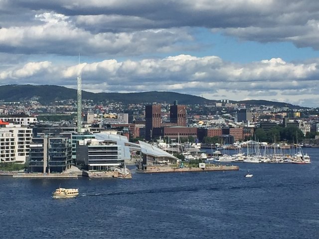 Blick auf den Hafen von der Fähre