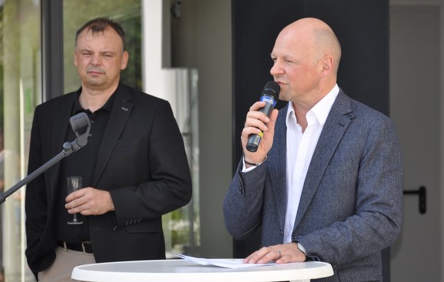 Begrüßung: (von links) die beiden MMZ-Geschäftsführer Frank und Jürgen Mayer. Foto: ch