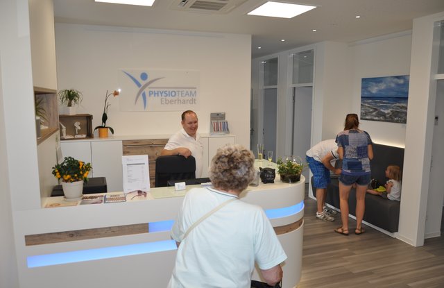 Begrüßung durch den Chef: Nicht nur beim Physioteam Eberhardt wurden Besucher persönlich begrüßt. Foto: ch