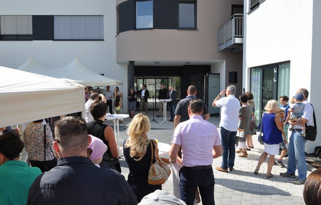 Feierstunde: Bei sonnigem Wetter trafen sich Vertreter der Lokalpolitik, des Investors, der beteiligten Baufirmen, der Sparkasse sowie der Mieter und ihrer Mitarbeiter vor dem hinteren Haupteingang. Foto: ch