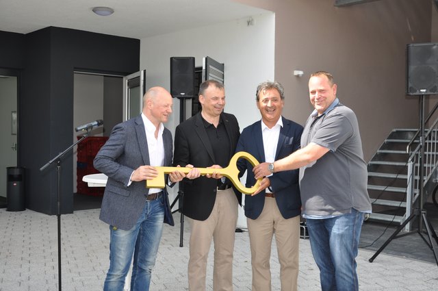 Symbolische Schlüsselübergabe: (von links) Die MMZ-Geschäftsführer Jürgen und Frank Mayer, Architekt Gerardo de Gioia und Bauleiter Thomas Walther haben das Gesundheitszentrum Heidelsheim offiziell eröffnet. Foto: ch