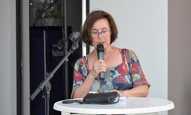 Respekt: Ortsvorsteherin Inge Schmidt dankte den Praxisinhabern, dass sie den Heidelsheimern die Treue gehalten haben. Foto: ch