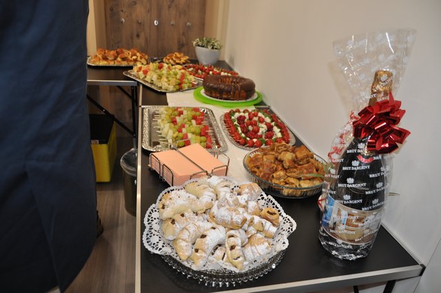 Kulinarischer Willkommensgruß: In manchen Praxen gab es Häppchen und ein Gläschen für die Besucher am Tag der offenen Tür. Foto: ch