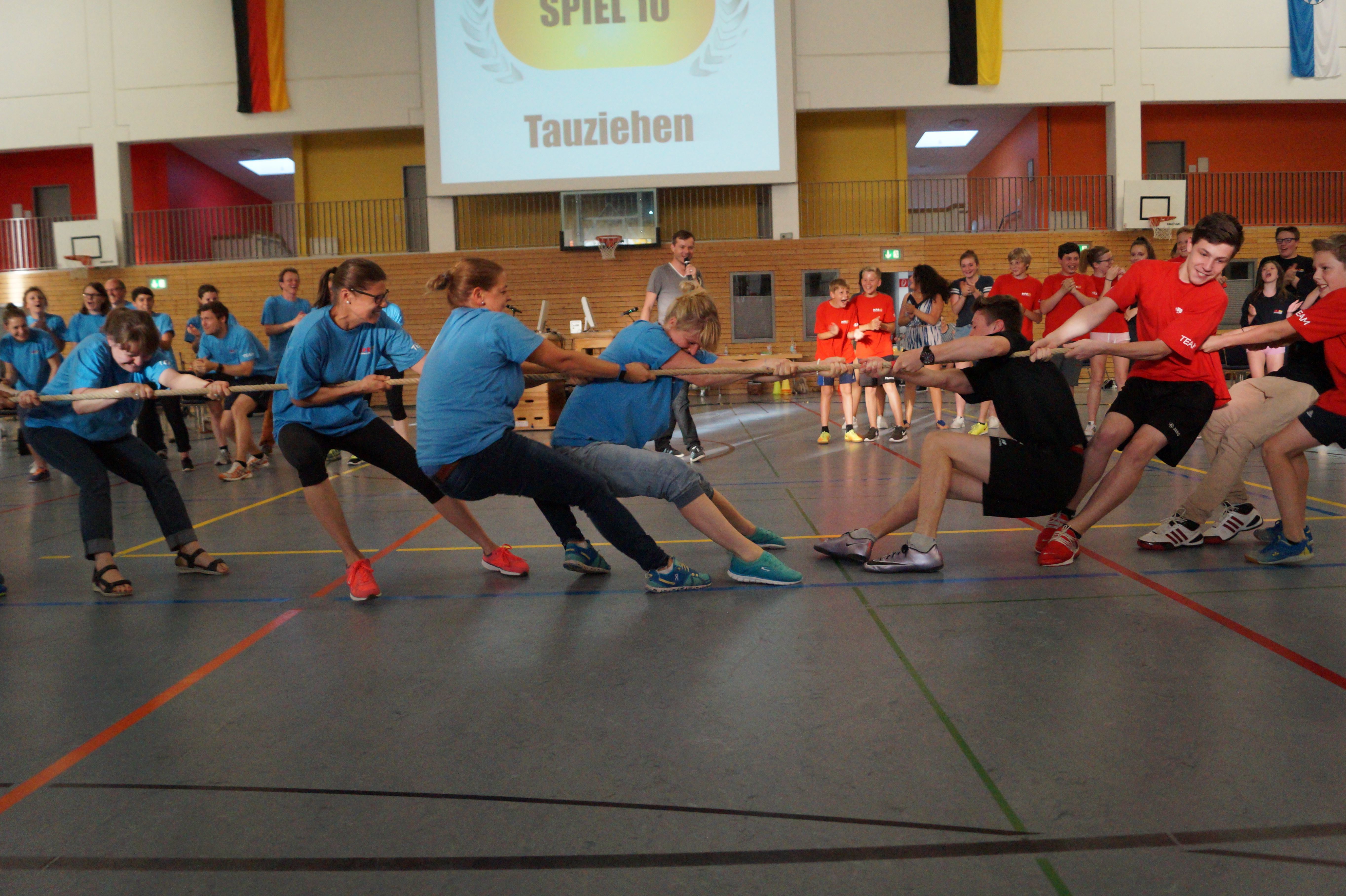 Tauziehen bei den Max-Plancktastischen Spielen.