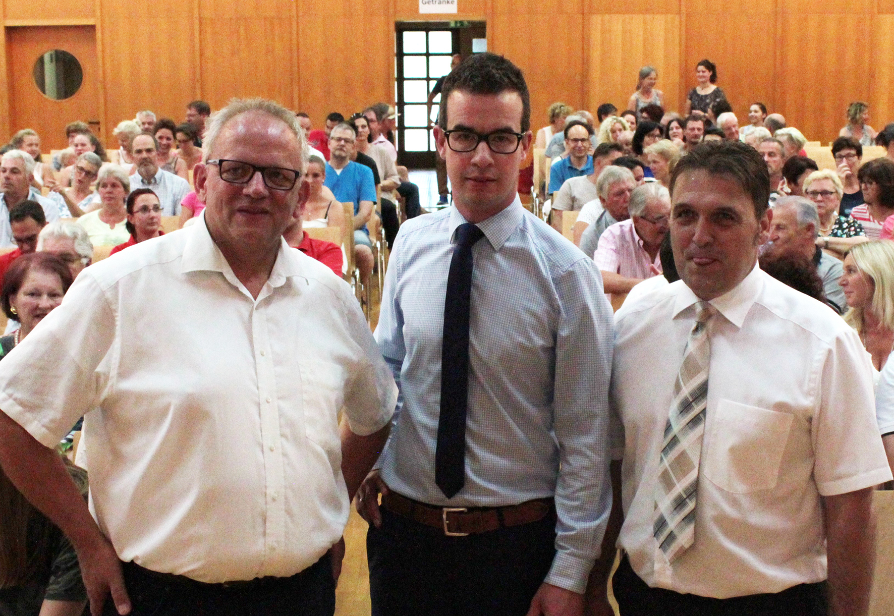 Der amtierende Bürgermeister von Kieselbronn, Heiko Faber (rechts), mit seinem Herausforderer Ingomar Kolonko (links) und Hauptamtsleiter Philipp Kreutel.