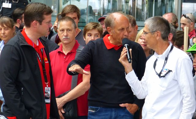 Strietzel Stuck wird von Moderator Walter Zipser (re.) befragt. Links Dieter Landenberger Chef des Historischen Archiv bei Porsche.