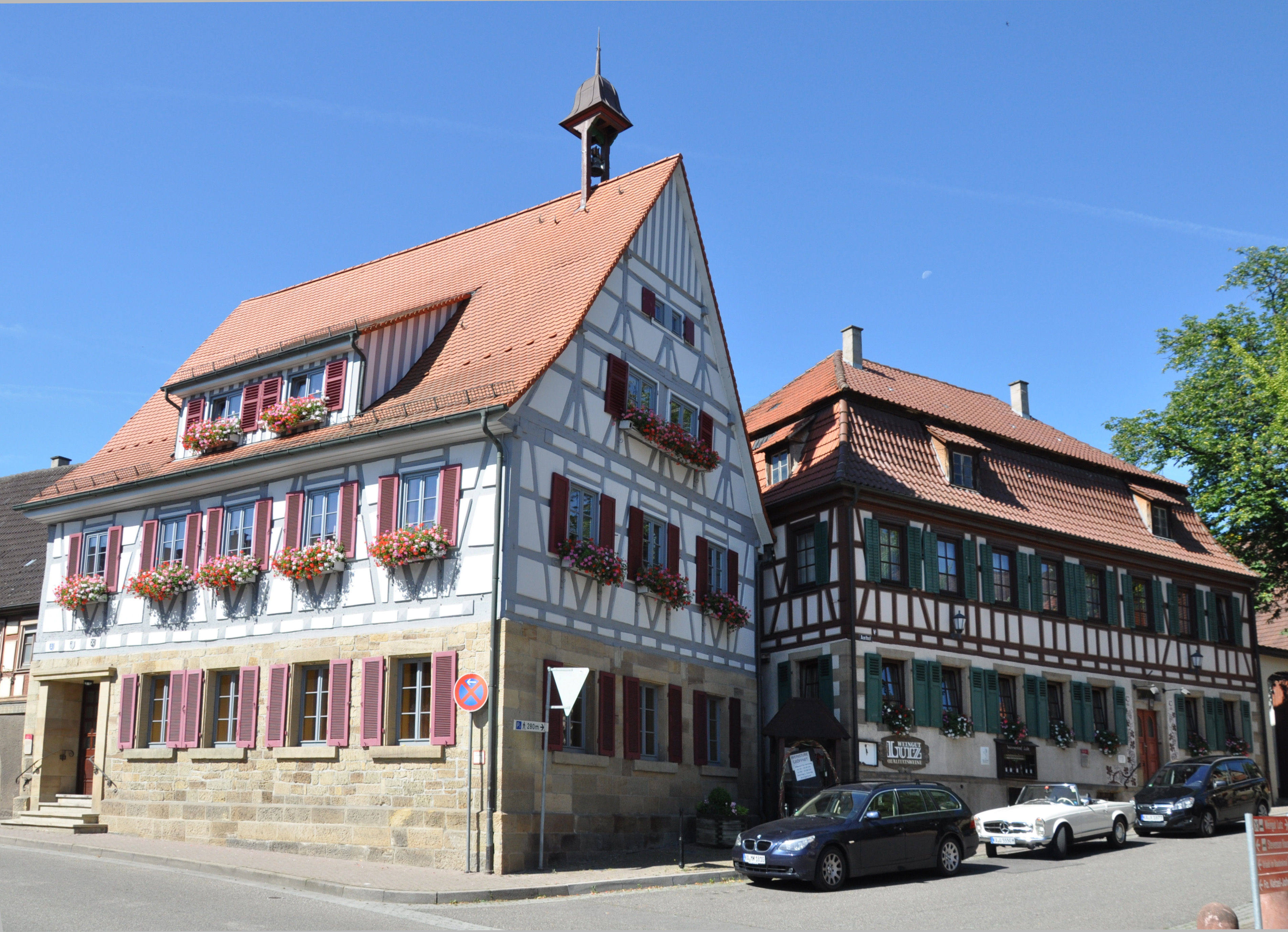 Das alte Rathaus (links) und die ehemalige Amtsschreiberei. Foto: ch