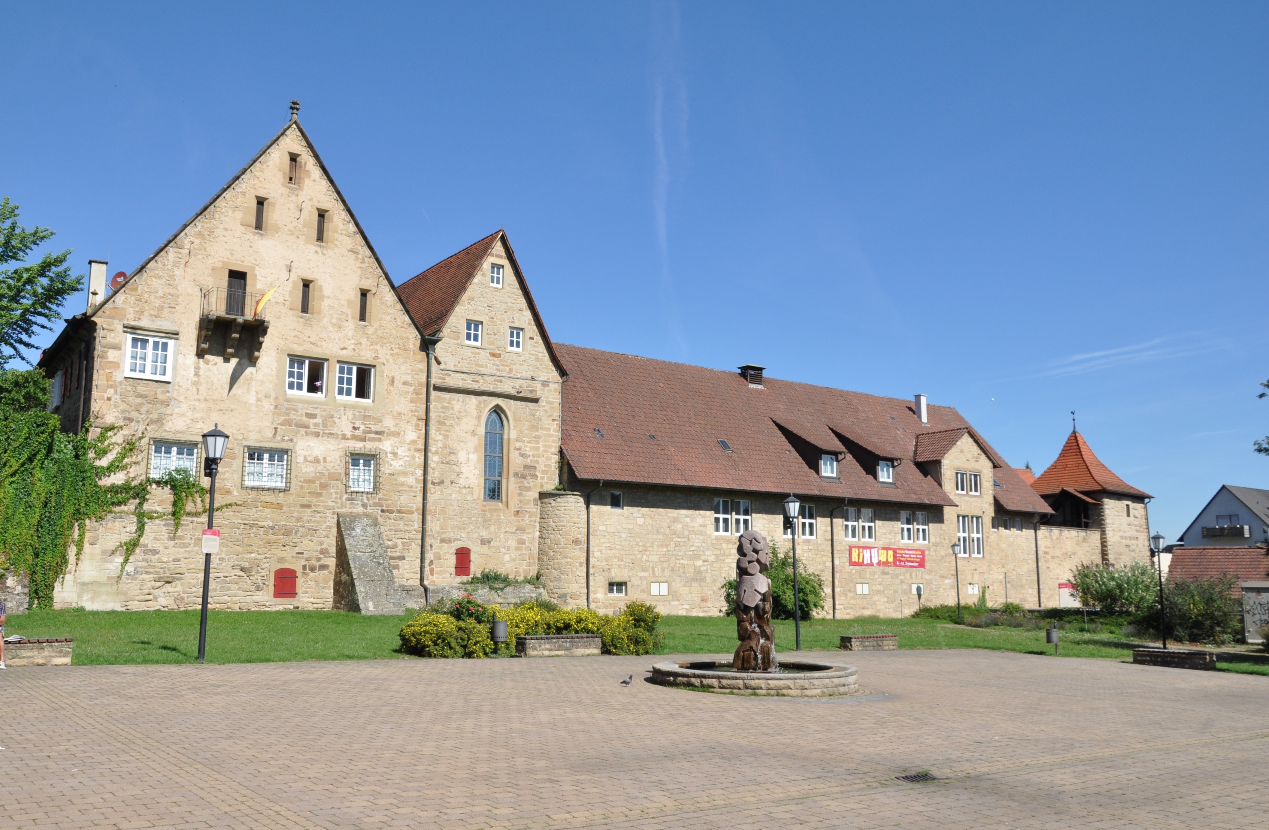 Zentrum geistlicher und weltlicher Macht: Den heutigen Amthof - im Bild (von links) das ehemalige Amtsgebäude mit Abtskapelle, heutigem Gebäude der Weingärtnergenossenschaft und ehemaligem Hexenturm - ließen einst Zisterziensermönche errichten. Foto: ch