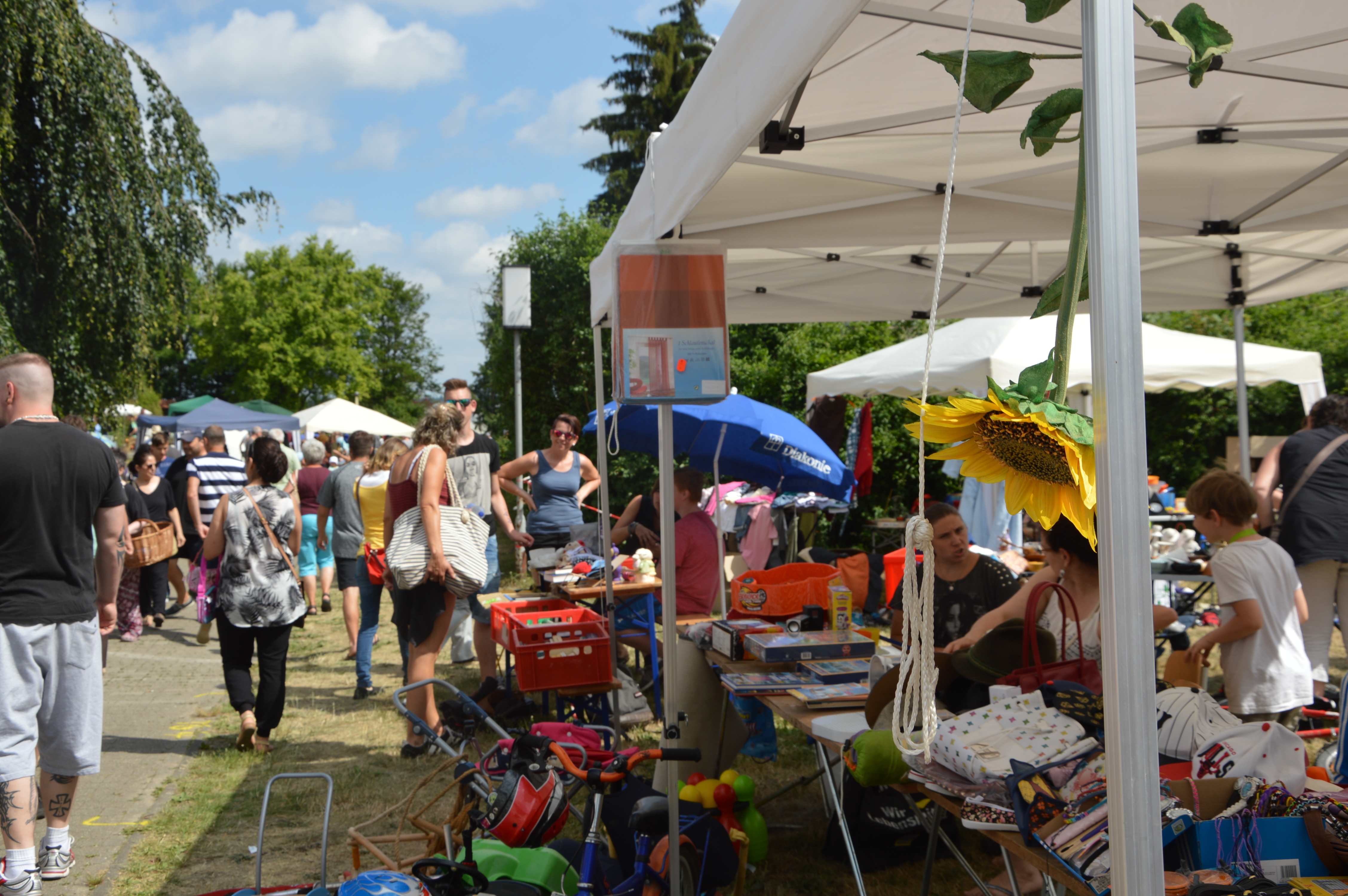 Sonne und Schnäppchen in Hülle und Fülle hatte der Flohmarkt zu bieten.