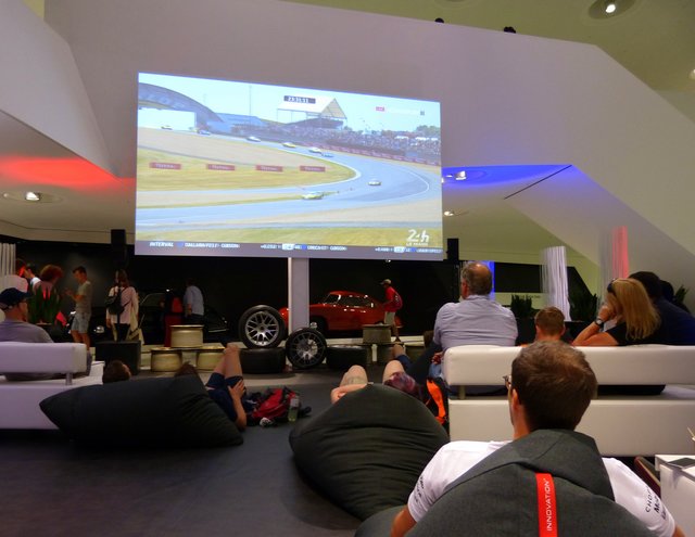 Auf Großbildleinwänden konnten die Fans das Rennen verfolgen so wie hier im Porsche Museum.