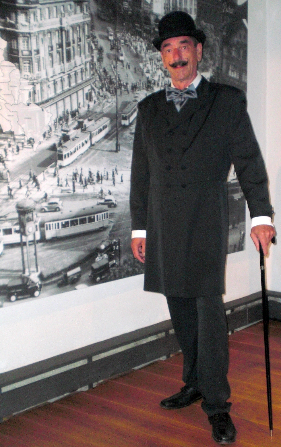 Hut und Frack: Jürgen Friedrich führt als "August Aschinger" durch das Museum im Aschingerhaus.