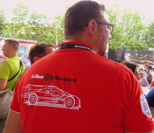 Ein schöner Rücken kann auch entzücken: Museumschef Achim Stejskal.