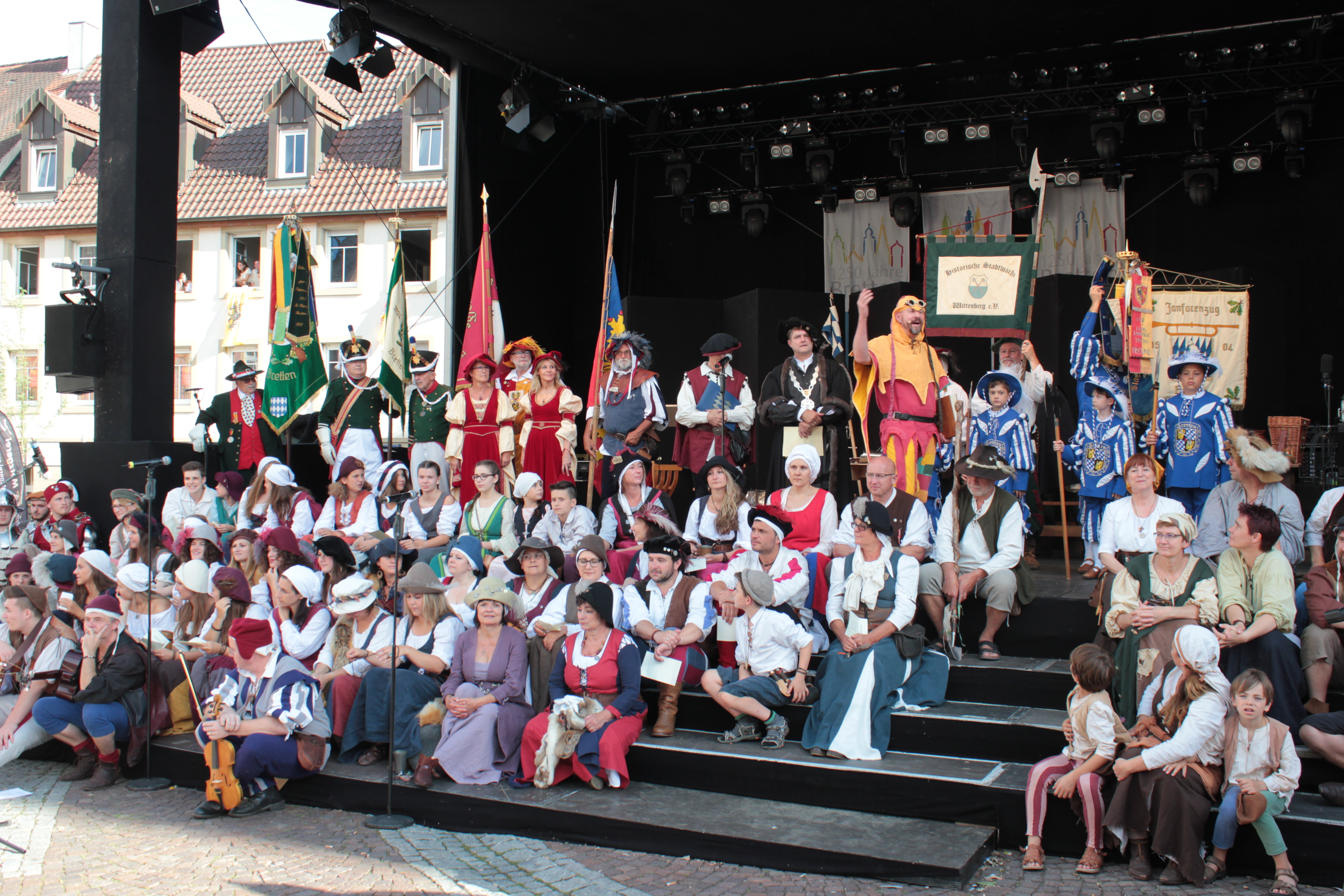 Die Eröffnung des Peter-und-Paul-Festes fand am Freitagabend auf der Bühne auf dem Marktplatz statt.