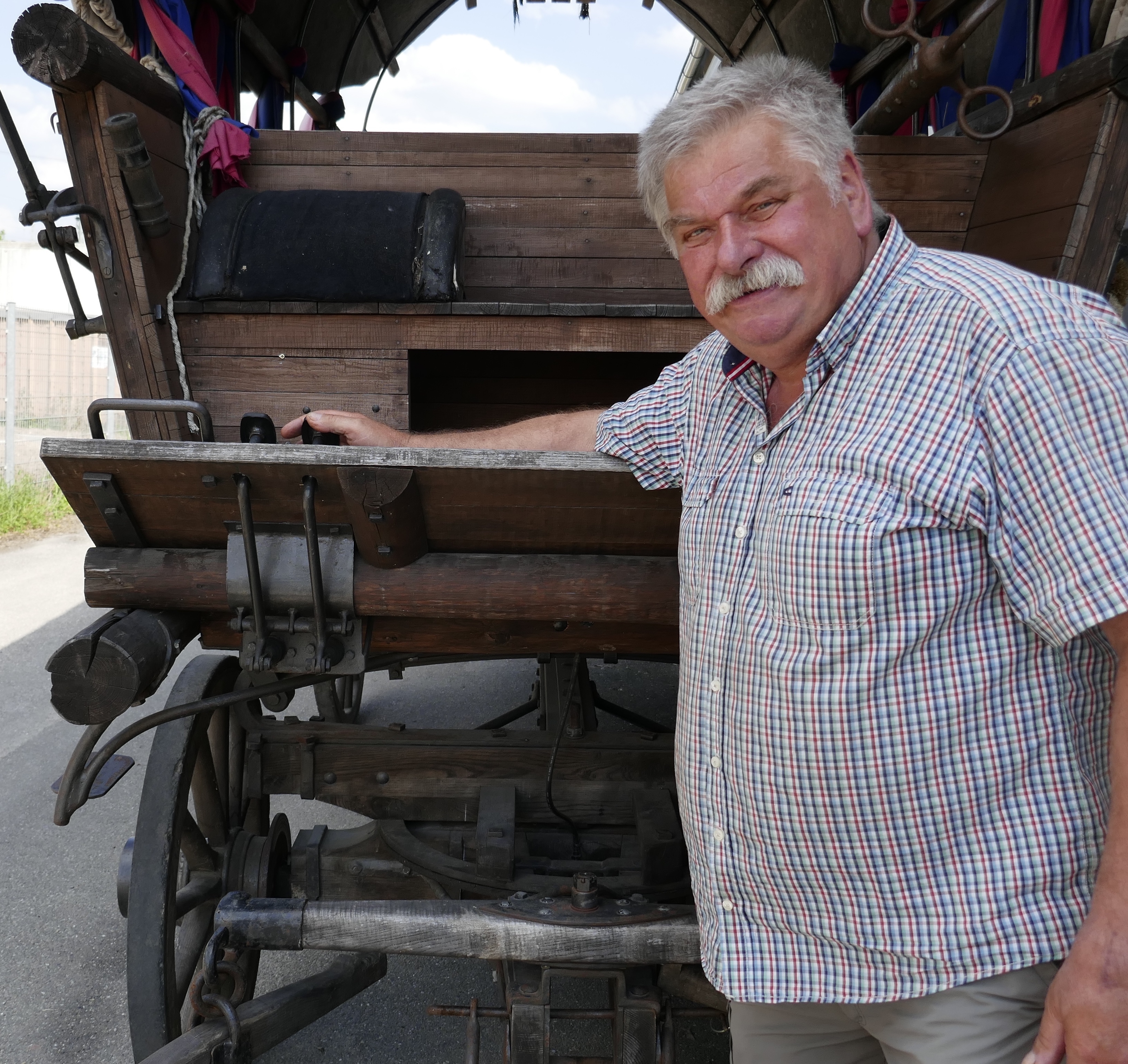 Er ist der Herr der Fuhrwerke: Jürgen Dorn kümmert sich seit 25 Jahren um die 20 Wagen, die mit ihren Zugtieren und den Kutschern alljährlich den Festzug bereichern.