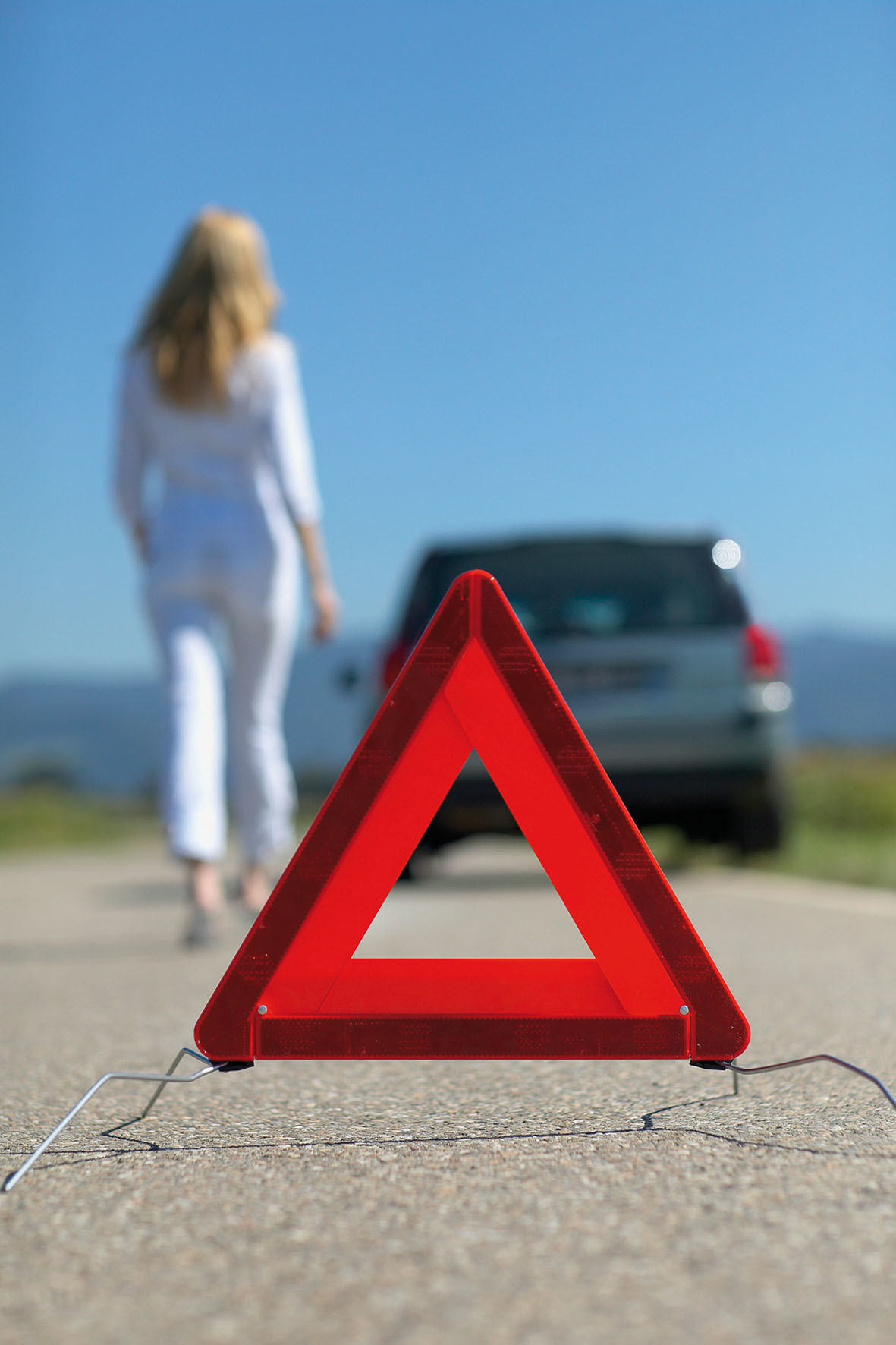 Egal ob bei einer Panne oder nach einem Unfall: In einer ausreichenden Entfernung sollte das Warndreieck aufgestellt werden. Foto: djd/Itzehoer Versicherungen