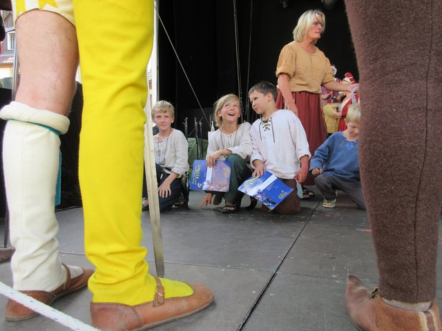 Gleich kommt der Ritterschlag. Immer montags können Kinder mit einem Stationen-Parcours vom Knappen zum Ritter mutieren.