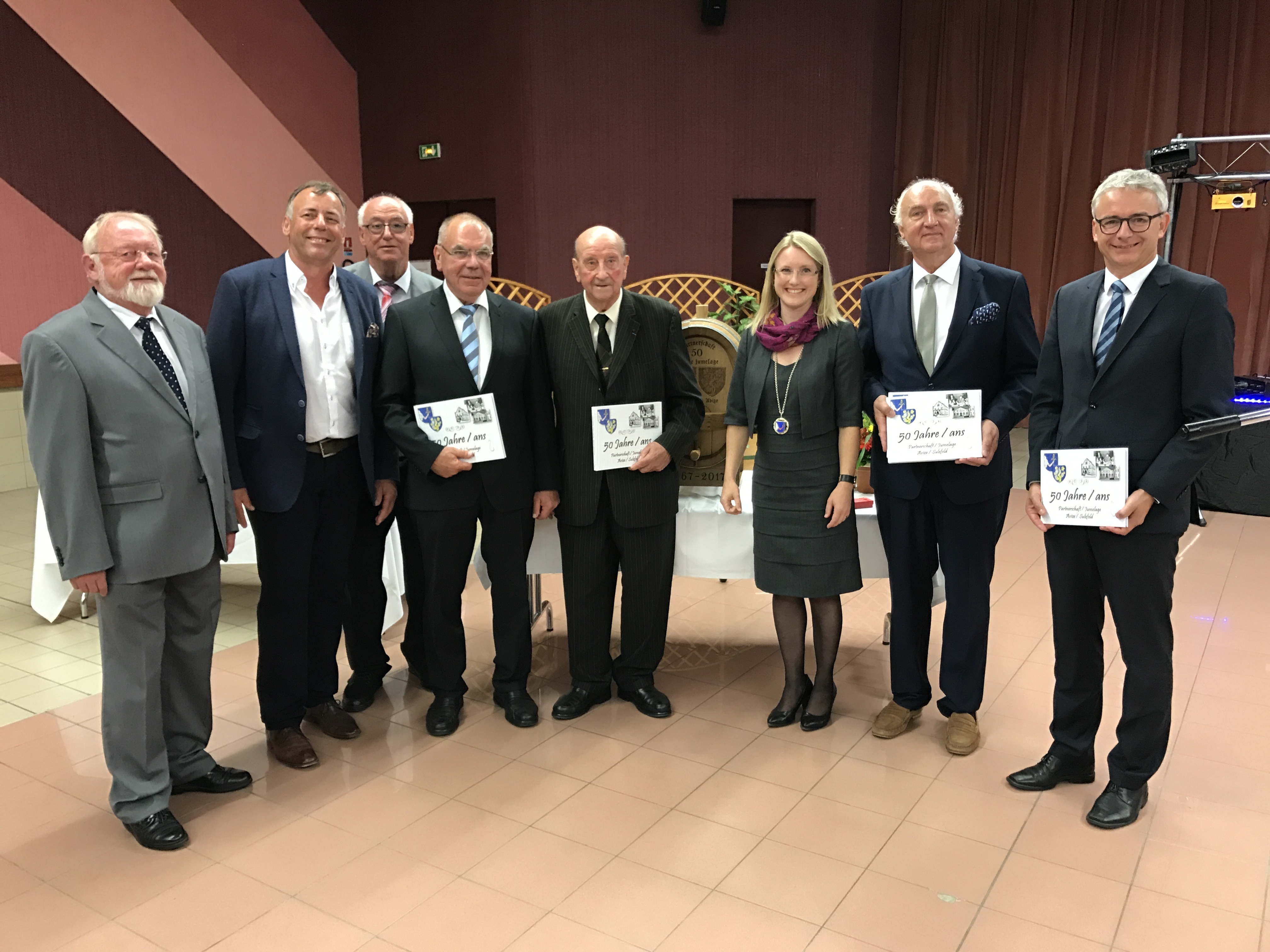Die Honoratioren der Partnerschaft (von links): Partnerschaftsausschussvorsitzender Ernst Reitermayer, Gemeinderat Reiner Pfefferle, Gerd Wagner, Bürgermeister a. D. Eberhard Roth, Bürgermeister a.D. Pierre Callot, Bürgermeisterin Sarina Pfründer, Bürgermeister Gilles Dulion und Landrat Christoph Schnaudigel.